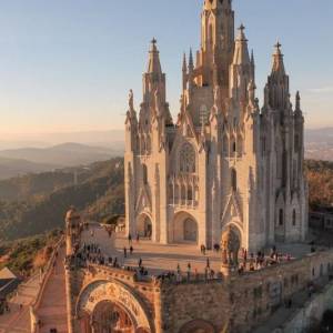 Церковь Саграт Кор на вершине горы Тибидабо в Барселоне
